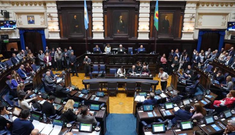 Promueven una ley para limitar la exposición de alumnos en redes