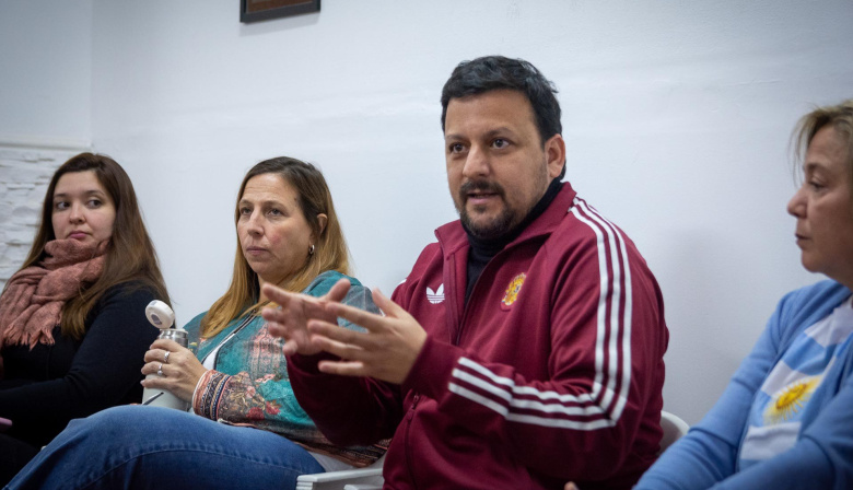 Santalla reclamó a Kicillof que reglamente la ley que prohíbe el uso de celulares en escuelas primarias