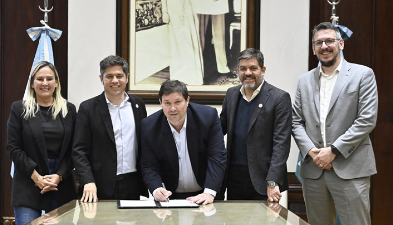 Kicillof desplegó $7.855 millones en leasing para municipios y apuntó a sostener la gestión local