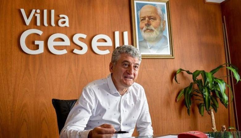 Apuntan a Barrera por contratar prensa externa mientras Villa Gesell denuncia falta de recursos
