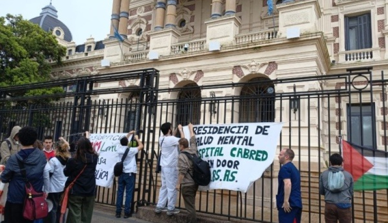 Residentes bonaerenses: el Colegio de Médicos se sumó al reclamo por salarios y continuidad laboral