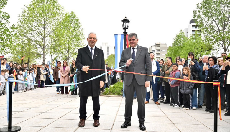 La Plata reinauguró la Plaza España con una renovación total en 7 y 66