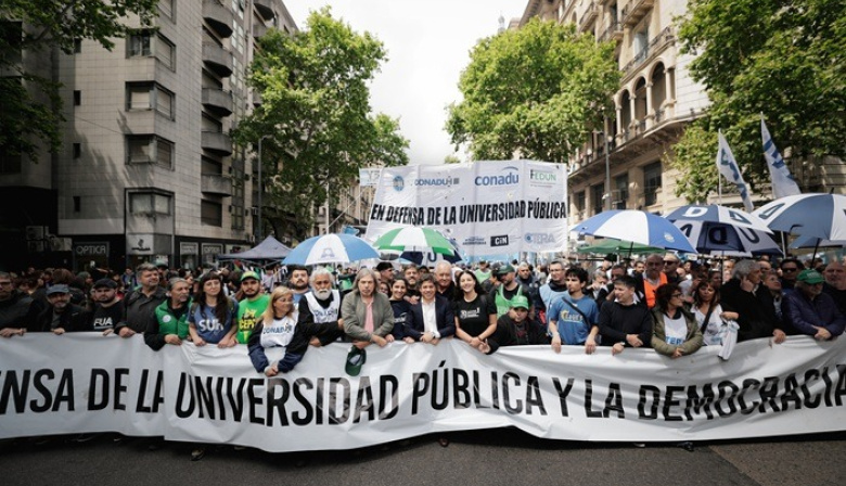 Kicillof marchó con las universidades y apuntó contra Milei: "Ningún país puede desarrollarse destruyendo su ciencia"