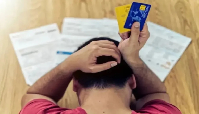 Sueldos que no llegan y deudas para comer: el 72% de los jóvenes se queda sin plata antes del día 20