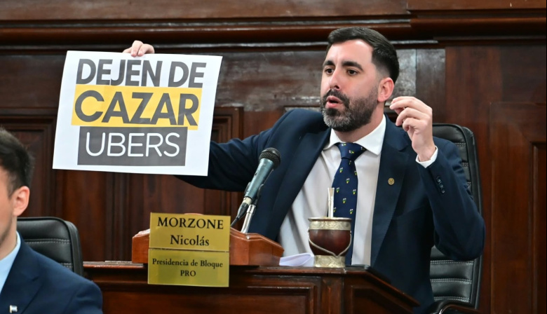 Fuerte cruce en La Plata: taxistas apuntaron contra un concejal libertario por defender a Uber y las apps