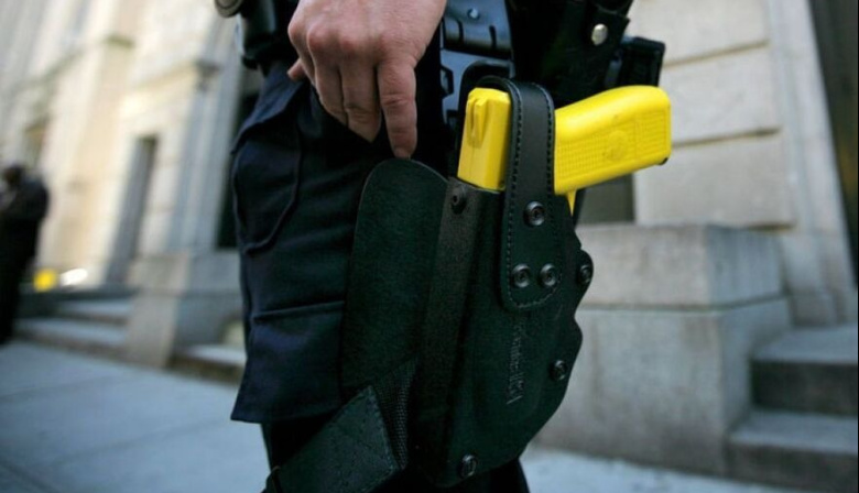 La Bonaerense más cerca de usar pistolas Taser: el massismo logró dictamen unánime en Diputados