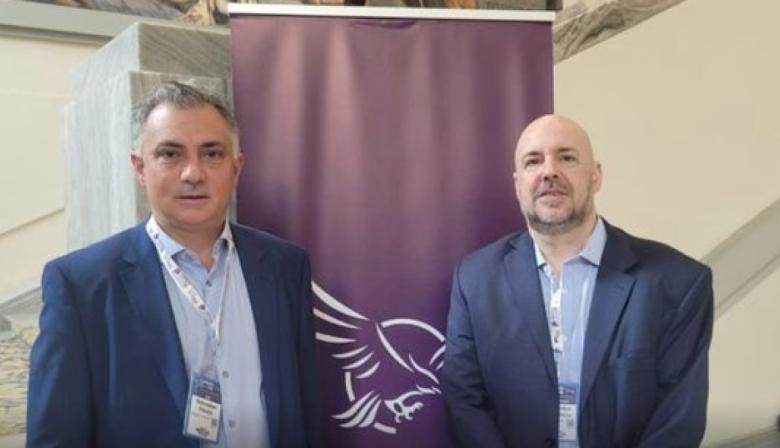 Pareja reúne a 400 concejales y ordena el armado libertario