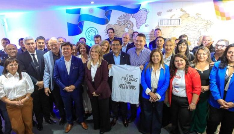 Espinoza retuvo la FAM sin interna y apuntó contra Milei