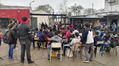 Denuncian espionaje de Gendarmería en una protesta en una escuela de Moreno