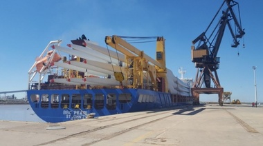 Bahía Blanca: Llegó el primer buque con aerogeneradores para el parque eólico Corti