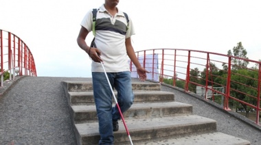 Bastón blanco y rojo para las personas que padecen sordoceguera