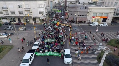 Azul: Todo un pueblo acompañó en la marcha a los trabajadores despedidos de FANAZUL