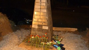 En kayaks, con antorchas y ofrendas florales, guardavidas homenajearon a los compañeros fallecidos el año pasado