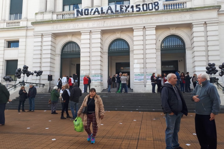 Trabajadores del Bapro reclamaron por la Reforma Jubilatoria