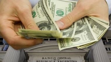 El Ministerio de Hacienda suspendió la venta de dólares que cerró a casi 31 pesos