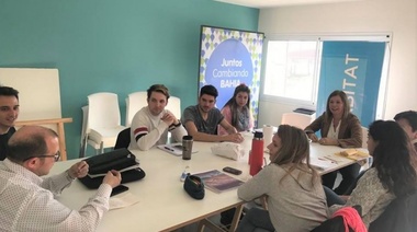 Huertas urbanas: Julieta Centeno se reunió con alumnos de la Universidad Nacional del Sur