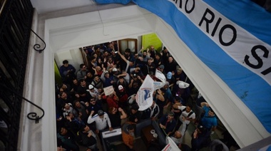 Trabajadores del Astillero tomaron el Ministerio de Economía bonaerense