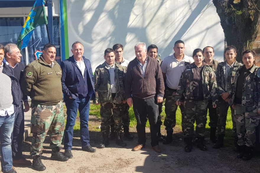 Entrega de material a policía rural de Roque Pérez