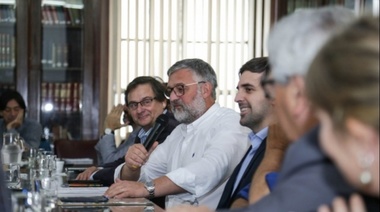 Villegas descartó aplicar la cláusula gatillo a los docentes