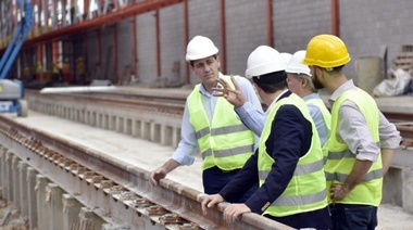 Garro recorrió la histórica obra de los talleres ferroviarios de Tolosa
