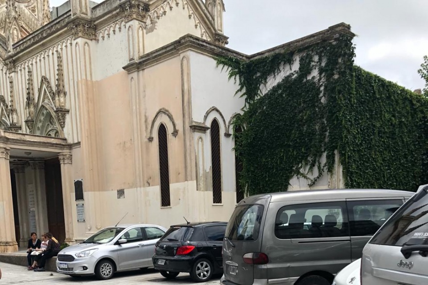 Continúa el descontrol del estacionamiento en el centro platense