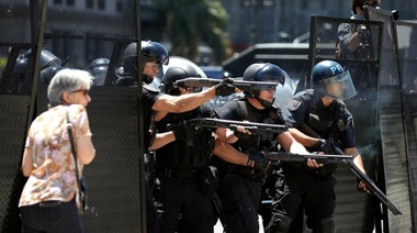 Presentan proyecto de ley para prohibir que los policías vayan armados a manifestaciones