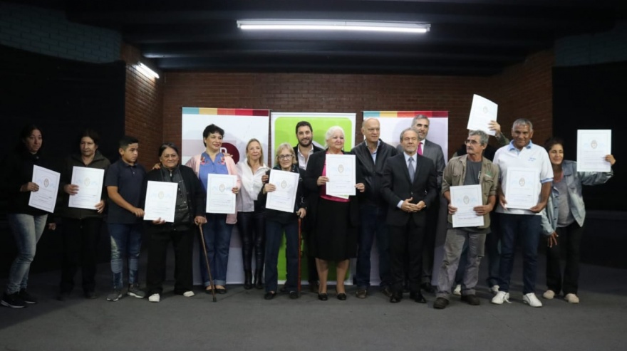 Grindetti y Ferrari entregaron escrituras gratuitas a vecinos de la Provincia