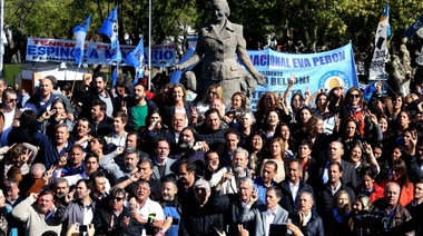 Con una foto de unidad, el PJ celebró el centenario del nacimiento de Eva Perón