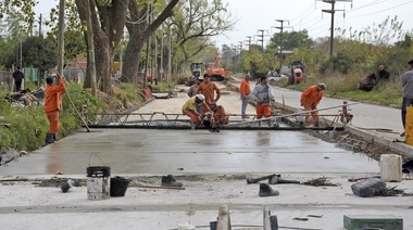 El municipio de Brown avanza con obras de asfalto en Glew