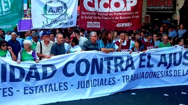 Estatales, judiciales y médicos reclaman frente al Congreso