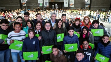 La entrega de tablets ya alcanzó a 10 mil jóvenes de las escuelas públicas de Avellaneda