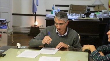 Carlos Puglelli acordó un bono de 3000 pesos para los trabajadores municipales
