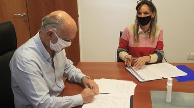 Néstor Grindetti y Malena Galmarini firmaron convenios para obras de agua y cloaca