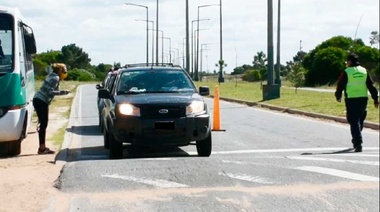 Concejal participó de un control por COVID-19 y halló a una mujer escondida en el baúl de una camioneta