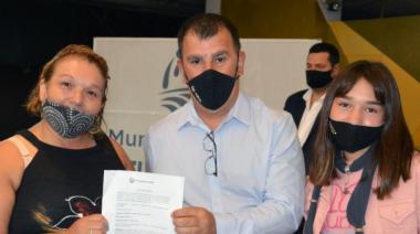 En Azul entregaron lotes para las familias del distrito