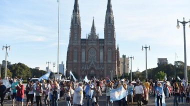 La oposición volvió a manifestarse contra de las restricciones y suspensión de clases