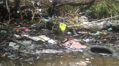 Proponen un sistema de barreras flotantes para filtrar la basura en el Río de La Plata