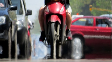 En La Plata, nueve de cada diez motos cruza con el semáforo en rojo