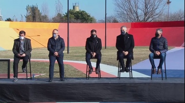 Axel Kicillof entregó escrituras en Tres de Febrero: "Era una falta del Estado que los vecinos no la tuvieran"