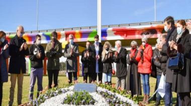 Funcionarios e intendentes bonaerenses inauguraron un mural en memoria al personal de salud