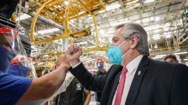 Alberto recorrió una empresa de calzado deportivo que vuelve a producir en el país