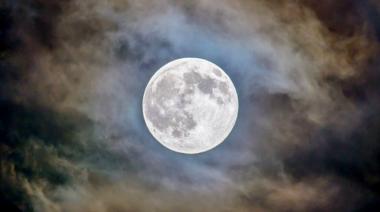 Rocas obtenidas de la Luna muestran que tuvo actividad volcánica hace menos tiempo de lo pensado