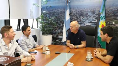 El intendente Grindetti recibió 1700 becas para la colonia del Club Lanús