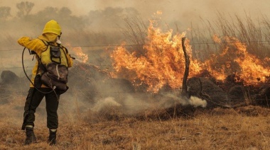 El Gobierno nacional desplegó brigadistas, aviones y máquinaria por incendios en Corrientes