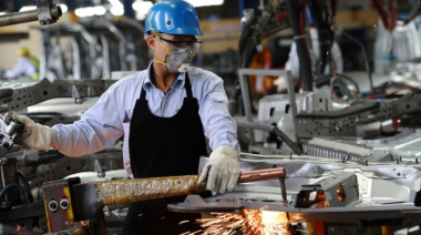 La tasa de desocupación bajó al 7% en el cierre de 2021