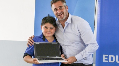 Pilar: estudiantes secundarios de Villa Astolfi recibieron netbooks