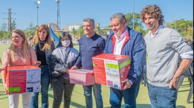 Andreotti entregó kits de costura y aseguró que "capacitamos a nuestros vecinos dando herramientas de trabajo"