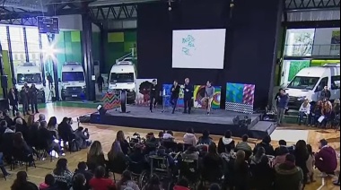 Kicillof entregó combis a Escuelas de Educación Especial de la Provincia