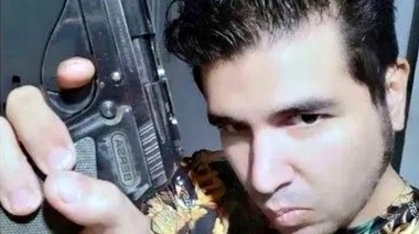 Aparecieron fotos de Sabag Montiel y su novia con el arma que usaron para intentar matar a Cristina