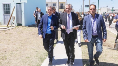 Alberto entregó viviendas en el barrio Montecarlo de Esteban Echeverría